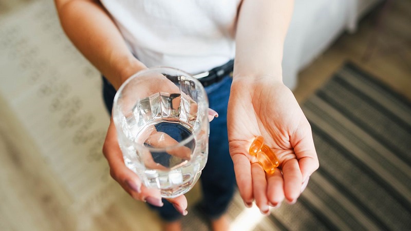 متخصص تغذیه تهران | رژیم غذایی آنلاین | دکتر مریم سبکتکین | چه عواملی منجر به عوارض جانبی مصرف مولتی‌ویتامین‌ها و مکمل‌ها می‌شود؟