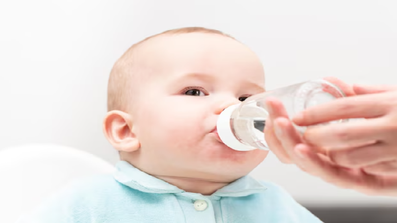 متخصص تغذیه تهران | مضرات نوشیدن آب در نوزادان